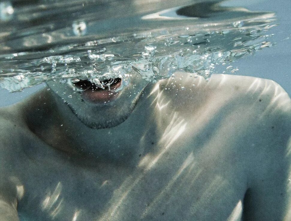 Человек тонет в воде. Вода и человек. Человек падает в воду. Тонущий человек. Тонущий человек под водой.