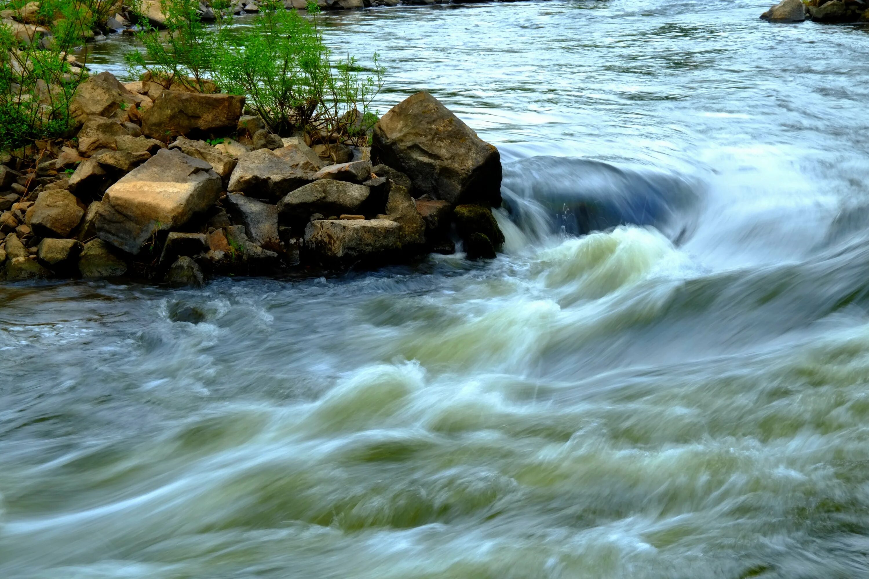 Включи течение воды. В течении реки. Бурная вода. Течение воды. Река с быстрым течением.