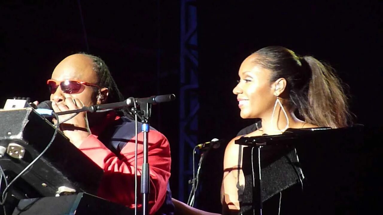 Stevie wonder isn t she. Дочь стиви уандера. стиви уандер дети. stevie wonder aisha morris. стиви уандер с женой.