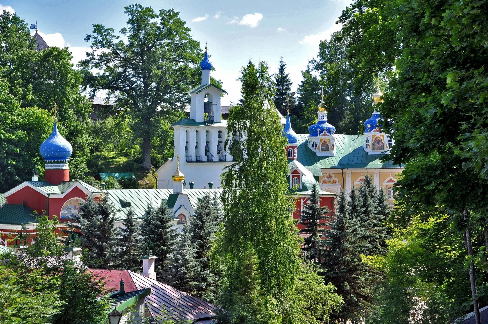 Псково-Печерский монастырь. Печоры, Псковская область. Достопримечательности Псково Печерского монастыря. Город Псково Печерский монастырь. Псково-Печерский монастырь лето.