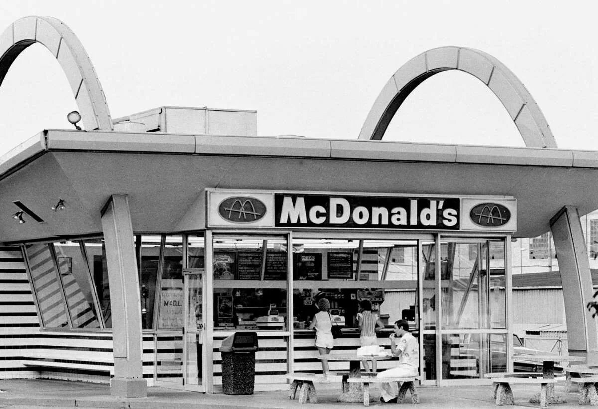 Первый ресторан макдональдс в США. Первый макдональдс в мире 1948. Первый макдональдс 1940. Самый первый ресторан макдональдс в мире. История фаст фуда