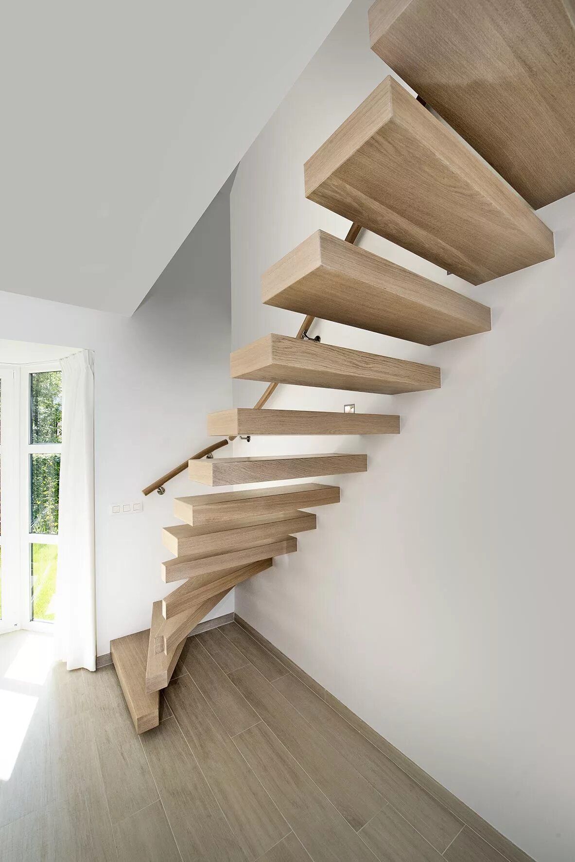 Лестница закрепленная на стене. Подвесная лестница. Лестница закрепленная на стене. Лестница на металлическом косоуре. Лестница закрепленная на стене.