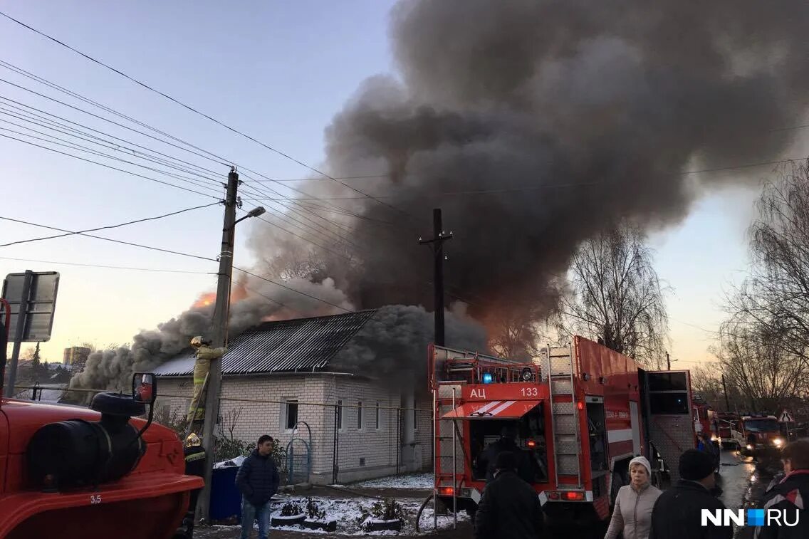 Пожары. Дом горит. Пожар в нижнем новгороде вчера в сормовском районе. Пожар в нижнем новгороде вчера в сормовском районе. Пожар в квартире 9 января 2023 нижний новгород.