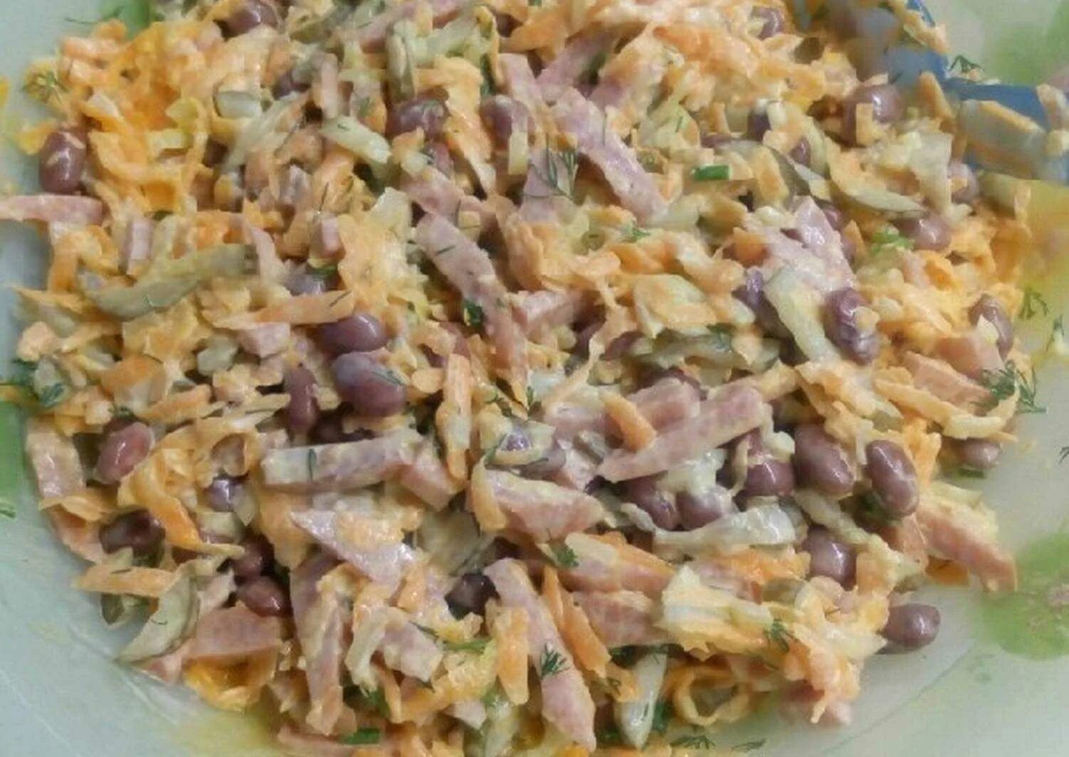 Салат из фасоли с морковью. Салат с яичными блинчиками и ветчиной. Салат охотничий. Жареный лук и колбаса салат. Обжорка с колбасой и сухариками.