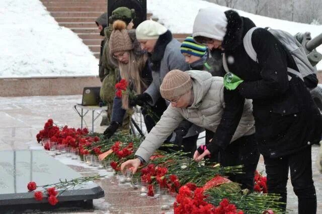 Чтим память героев. День героев Отечественной войны. Память героям войны. В Перми сегодня почтили память.