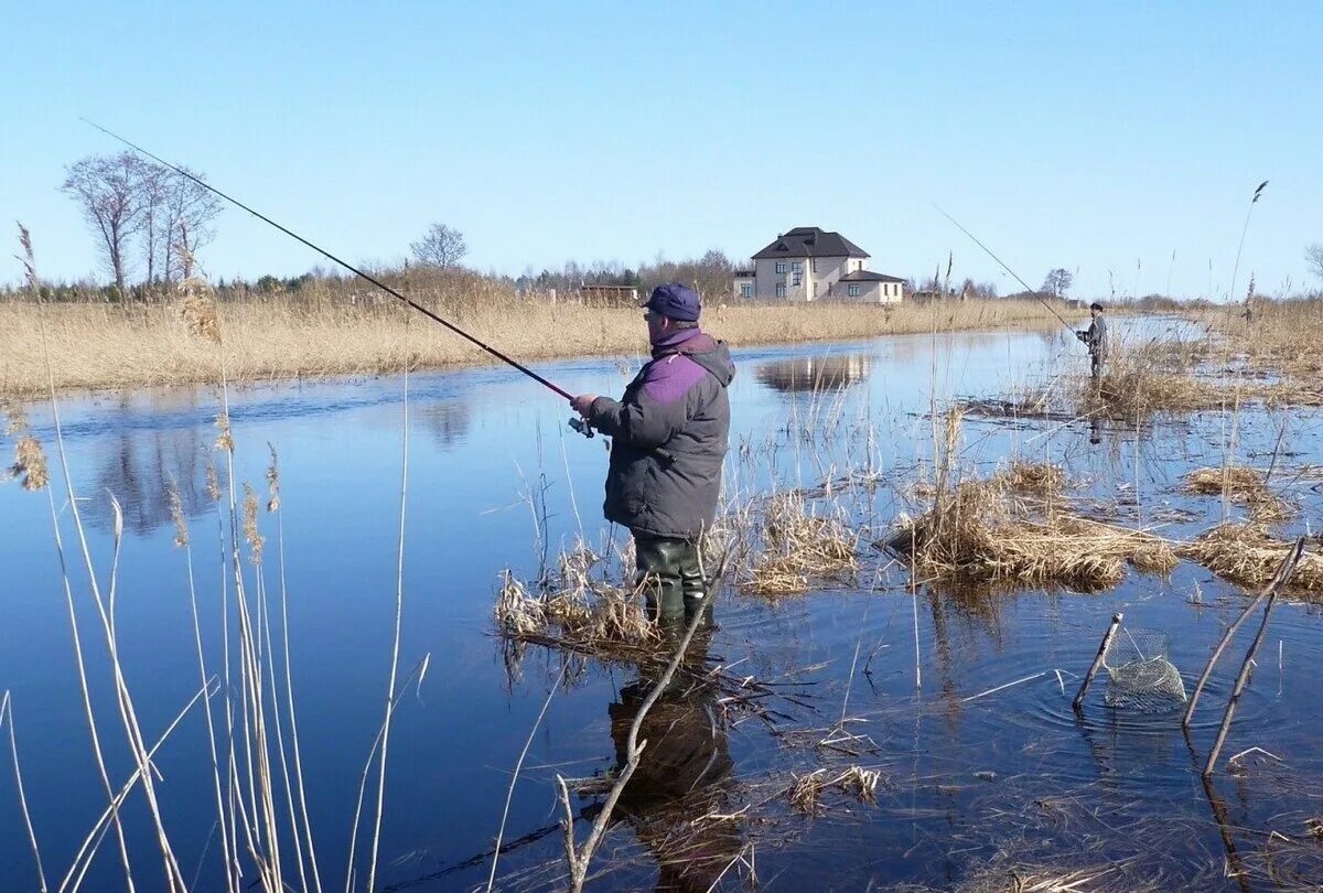 Рыбалка в апреле. Рыбалка на озере. Рыбалка в апреле на реке. Рыбалка весной в Башкирии. Рыбак заметил что гребни