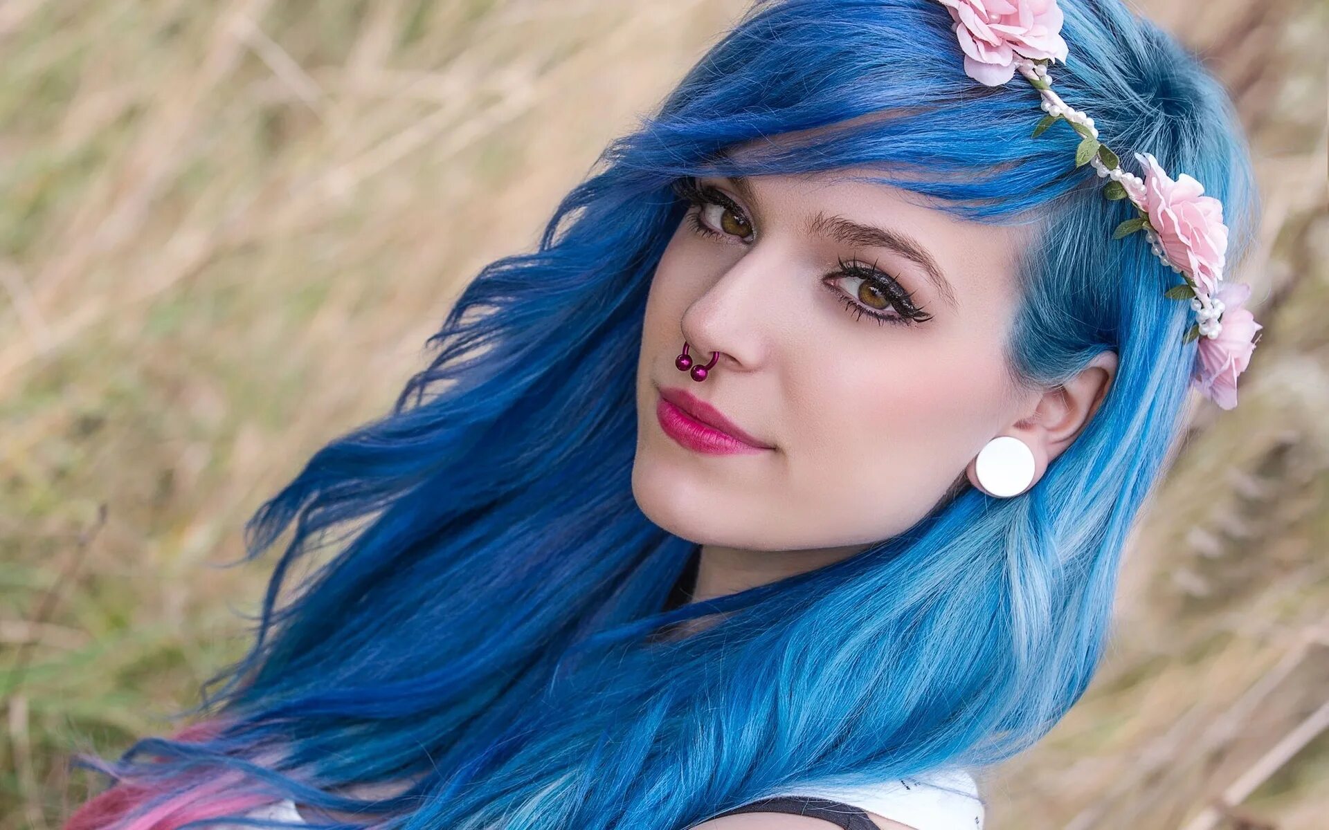 Антоцианин mermaid blue. Что означают синие волосы. Девочка с синими волосами. Темно голубые волосы. Эмо с голубыми волосами.