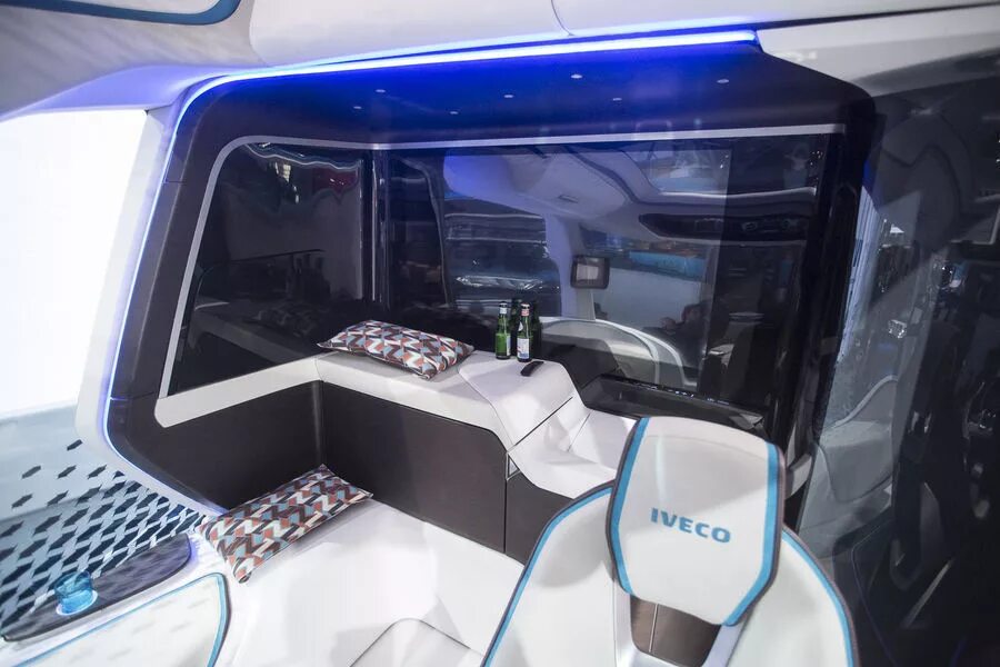 Что было внутри фургона кракен на арбате. Концепт трак Iveco салон. Iveco z Truck. Iveco z Future. Ивеко z Truck салон.