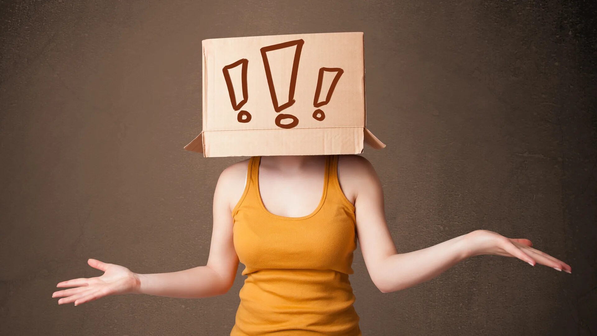 девушка ходит с коробкой на голове. девушка ходит с коробкой на голове. дкти с коробками на головке. девушка ходит с коробкой на голове. бумажный пакет на голове.