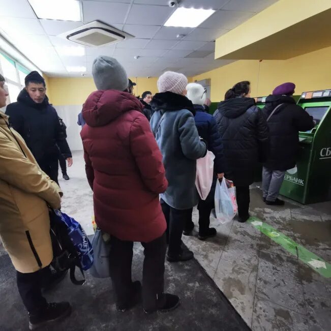 Срочные новости 1. Очередь в Сбербанке. Очередь в Банкомат. Очередь в Сбербанке фото. Огромная очередь в Банкомат.