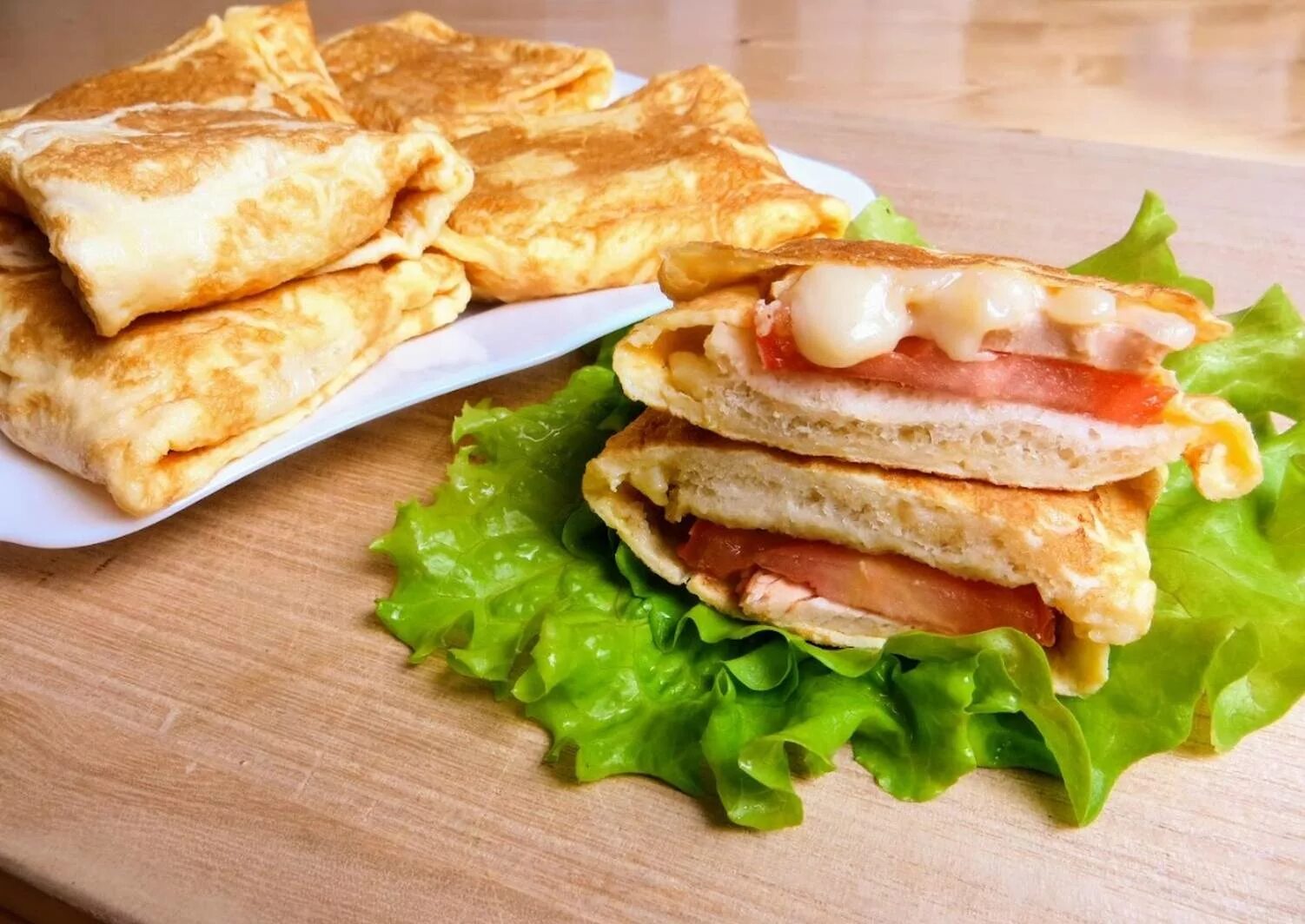 горячие бутерброды на сковороде с колбасой и сыром. бутерброды с гренками. горячий бутерброд с ветчиной и сыром. горячие бутерброды на сковороде. сэндвич крок месье.