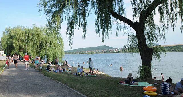 Пятигорск где купаться. Новопятигорское озеро Пятигорск. Озеро Новопятигорское в Пятигорске пляж. Новопятигорское озеро Пятигорск набережная. Новопятигорское озеро пляж.