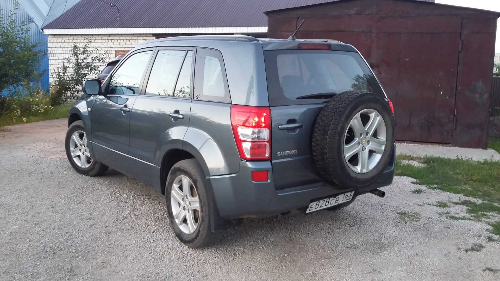 Suzuki Grand Vitara 2008 без запаски. Колеса на Сузуки Гранд Витара. Гранд Витара 2 колеса. Диски Гранд Витара 16. Колпак колеса гранд витара