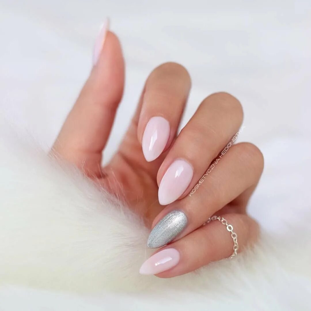 миндалевидные ногти короткие. ногти нюд миндаль 2023. короткие рстрыемногти. ногти миндаль 2ка. ногти круглые.