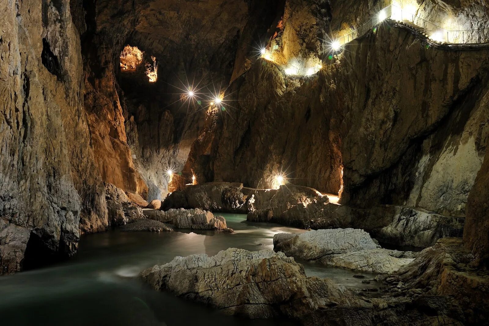 Caves de. Шкоцянские пещеры Словения. Пещеры Шкоцьянске-яме. Пещера Харрисонс-Кейв. Карстовые пещеры Оман.