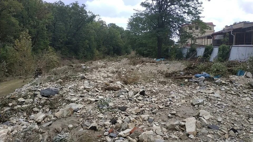 Вода в широкой балке сегодня. Новороссийск после шторма. широкая балка шторм. шторм в широкой балке. новороссийск шторм фото.