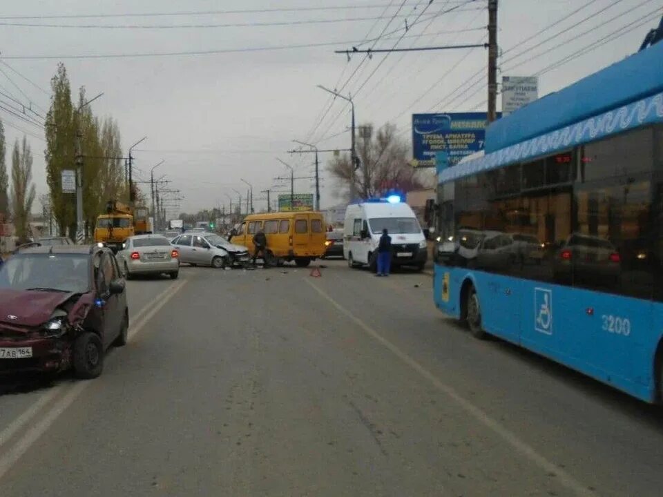 Новости энгельса видео. Авария в Энгельсе вчера на проспекте Строителей. ДТП Энгельс проспект Строителей. ДТП В Энгельсе вчера на Строителей.