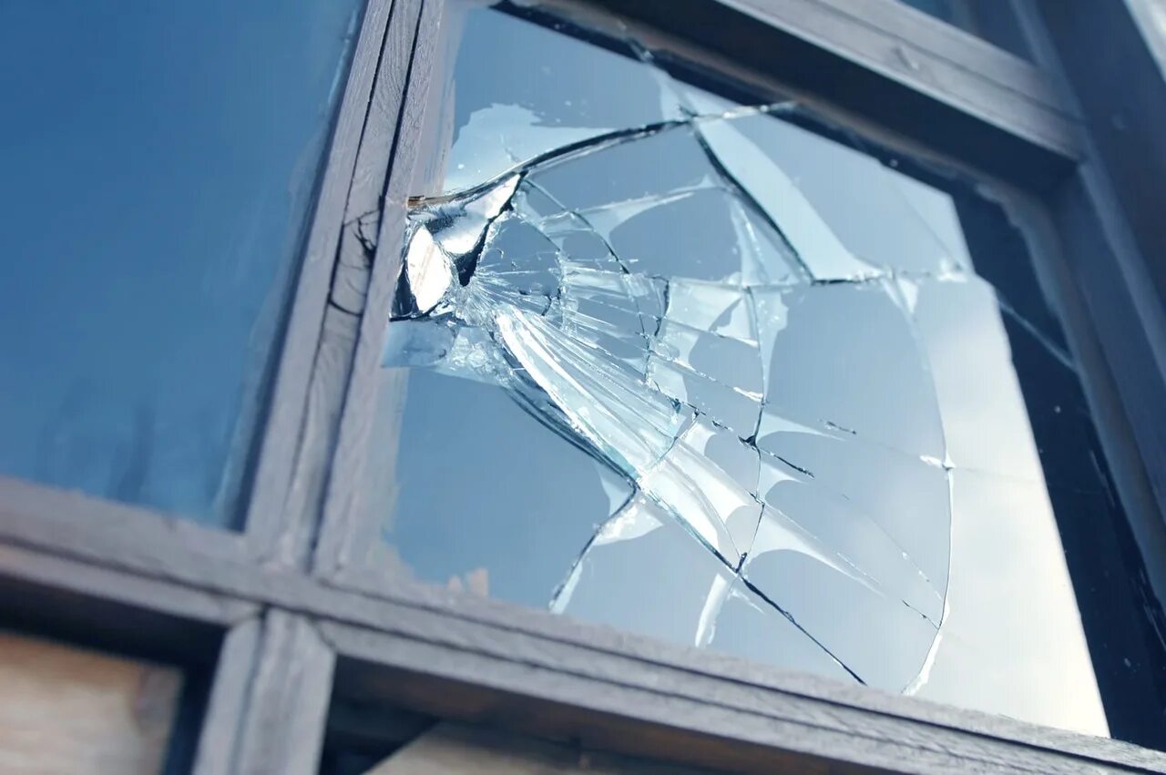 Разбитое окно. Разбитый стеклопакет. Разбитое пластиковое окно. Оконные стекла. Разбитые отражения фф