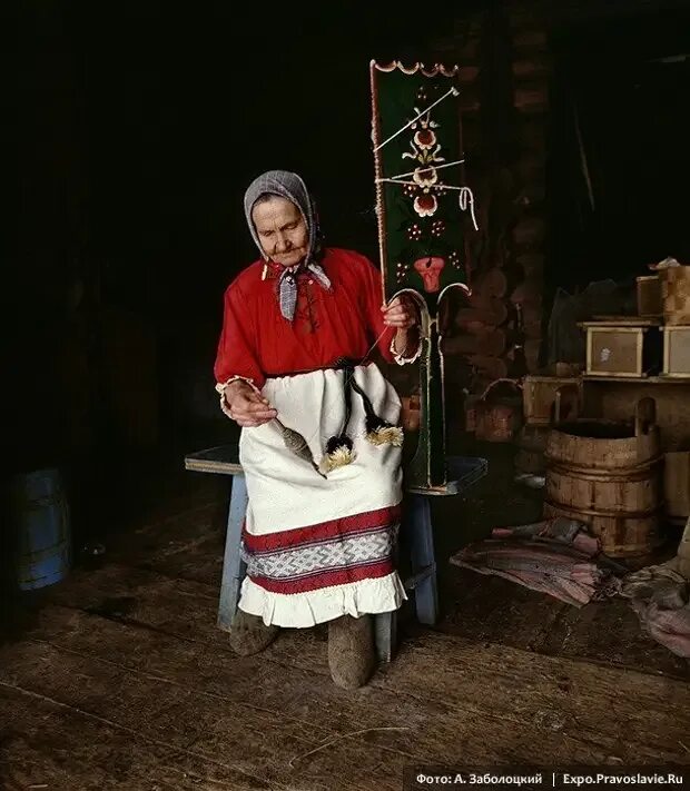 Старуха прядет. Бабушка с прялкой. Старуха с прялкой. Фотосессия с прялкой.
