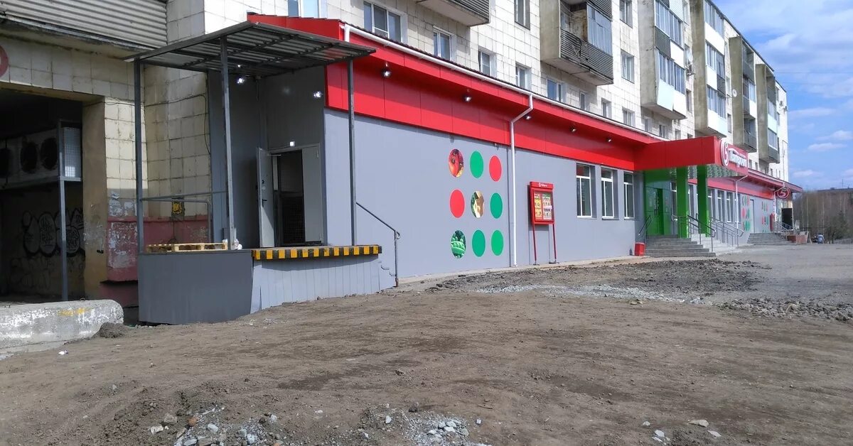 Место разгрузки товара в магазин. Разгрузка в жилом доме товаров магазине. Разгрузка в жилом доме товаров магазине. Зона разгрузки пятерочка. Зона разгрузки магазина.