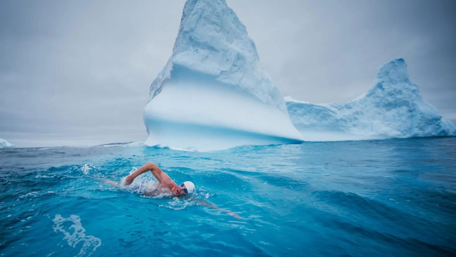 Где 2007 году совершил заплыв льюис пью. Море Росса. Айсберги восхождение. Ледники аквапарк. Cold Water swimming.