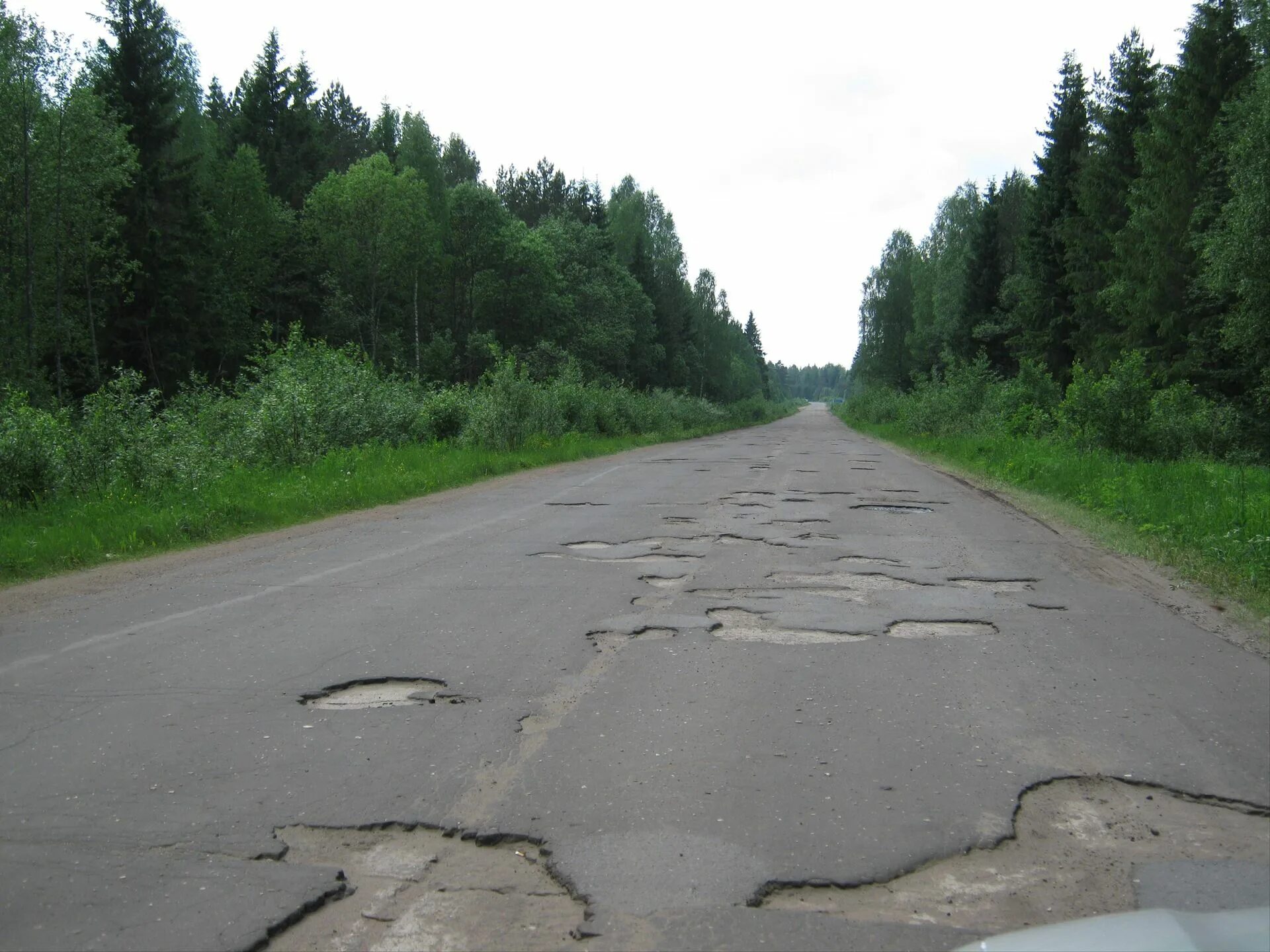 Плохие дороги. Плохая дорога. Дороги России. Разбитая дорога.