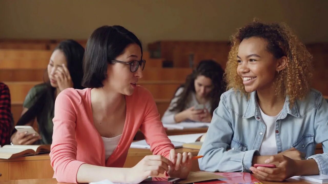 Jane a student for 2. Two students are talking. Девушка роса друзья студентка. Pupils are talking. Students talking.