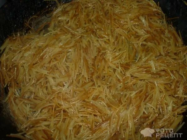 вермишель паутинка обжаренная. вермишель паутинка на гарнир. жареная лапша на сковороде. лапша паутинка. вермишель на сковороде.