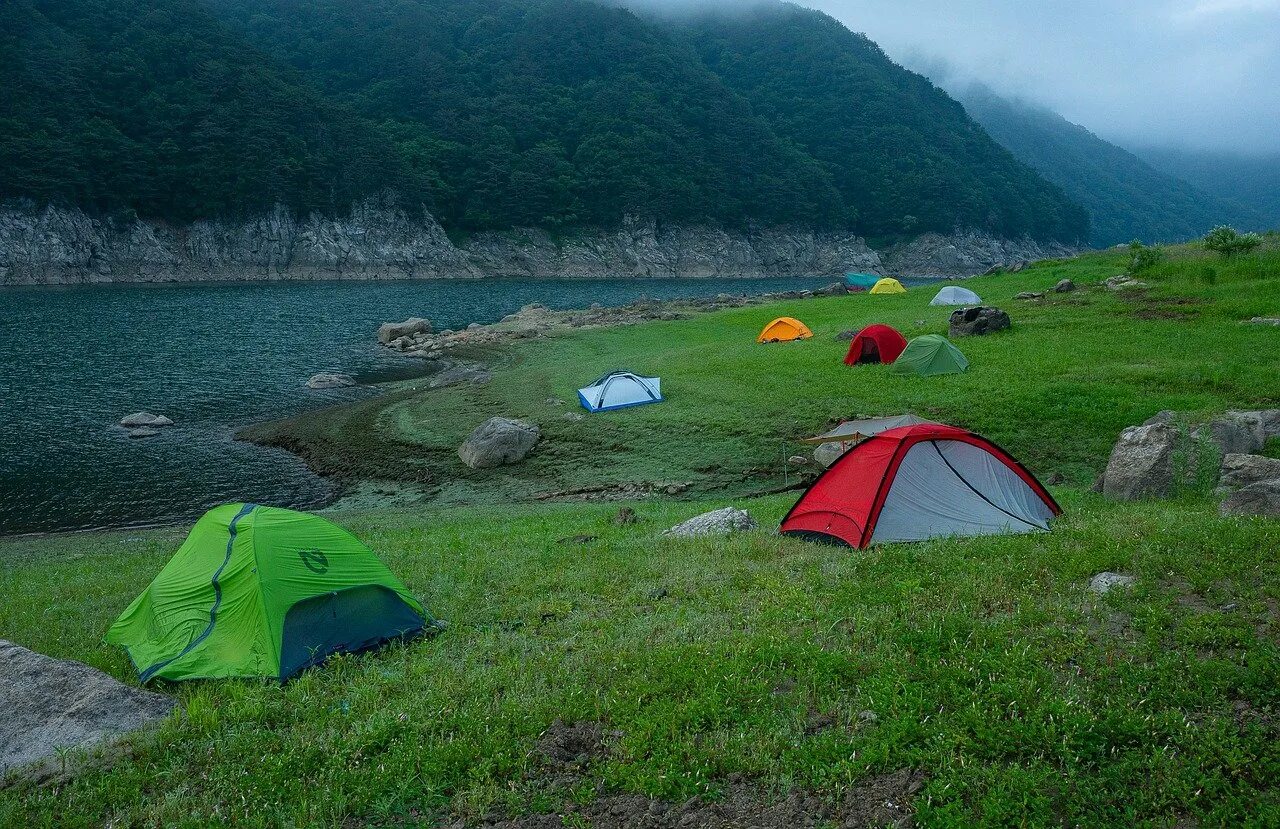 Чемал палаточный лагерь. Горный Алтай палаточный городок. Белё озеро палаточный городок. Бирюзовая Катунь палаточный городок.