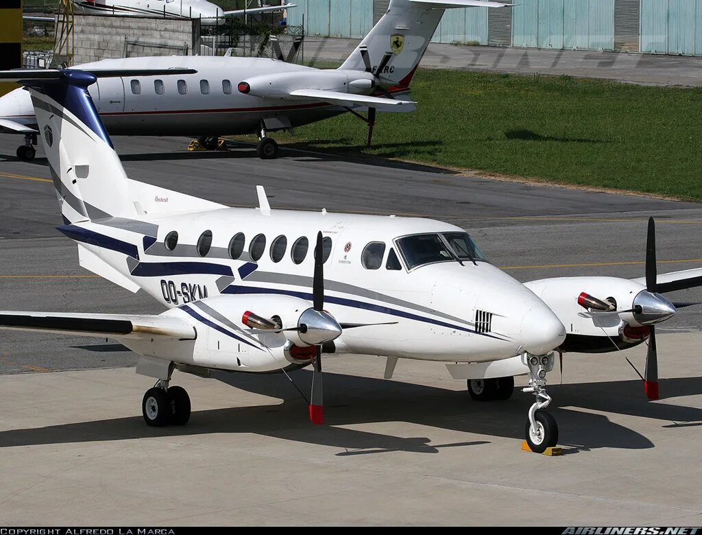 Аир б. Beech b200 super King Air. Beechcraft b200 King Air. Beechcraft 350 super King Air. Бичкрафт Кинг Эйр 200.