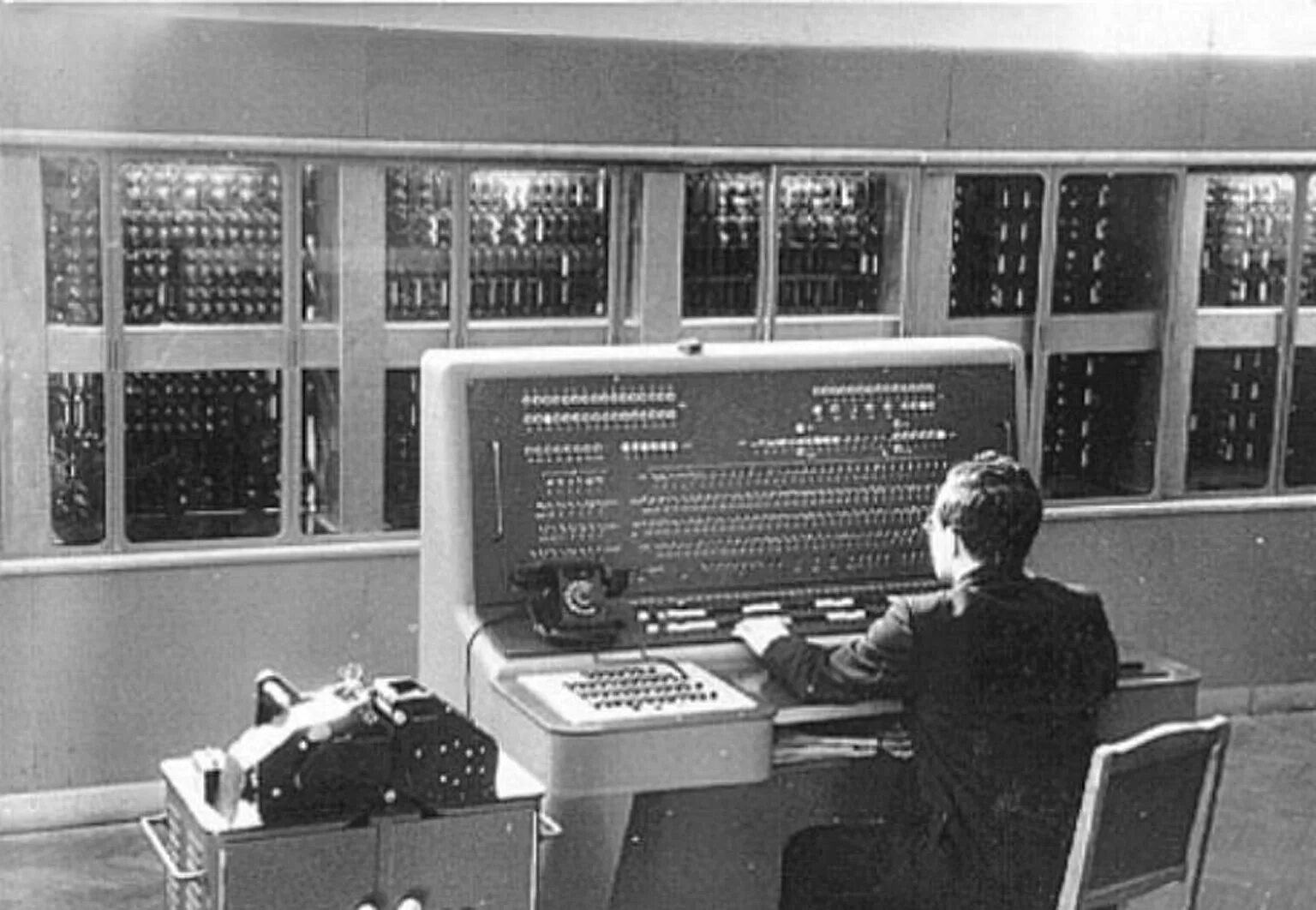 МЭСМ малая электронная счетная машина. ЭВМ МЭСМ Лебедева. Малая электронная счетная машина Лебедева. МЭСМ малая электронная счетная машина 1951 г.