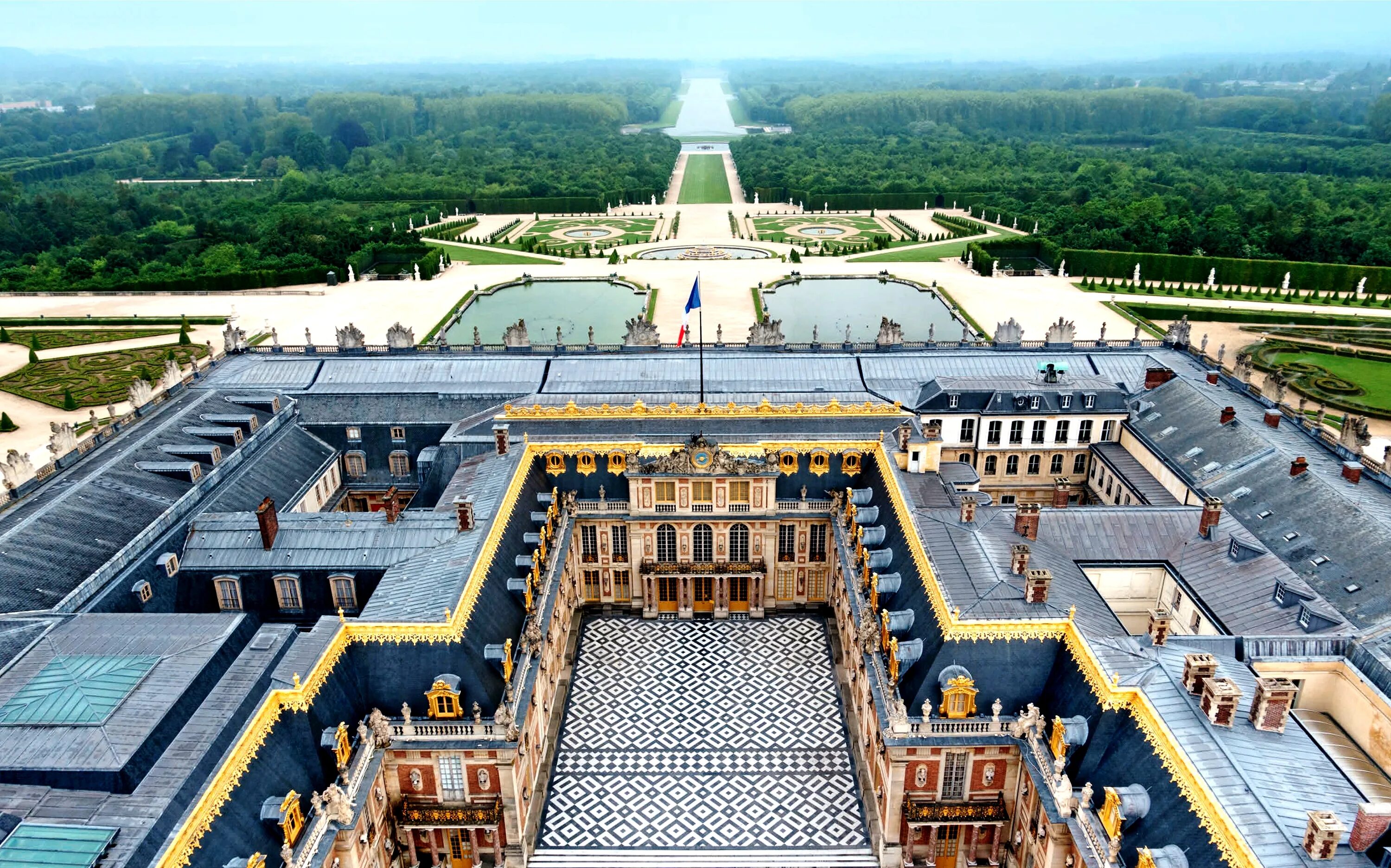 Chateau versailles. Версальский дворец дворцы Франции. Версаль дворцово-парковый ансамбль. Версальский дворец парковый комплекс. Королевский дворец в Версале.