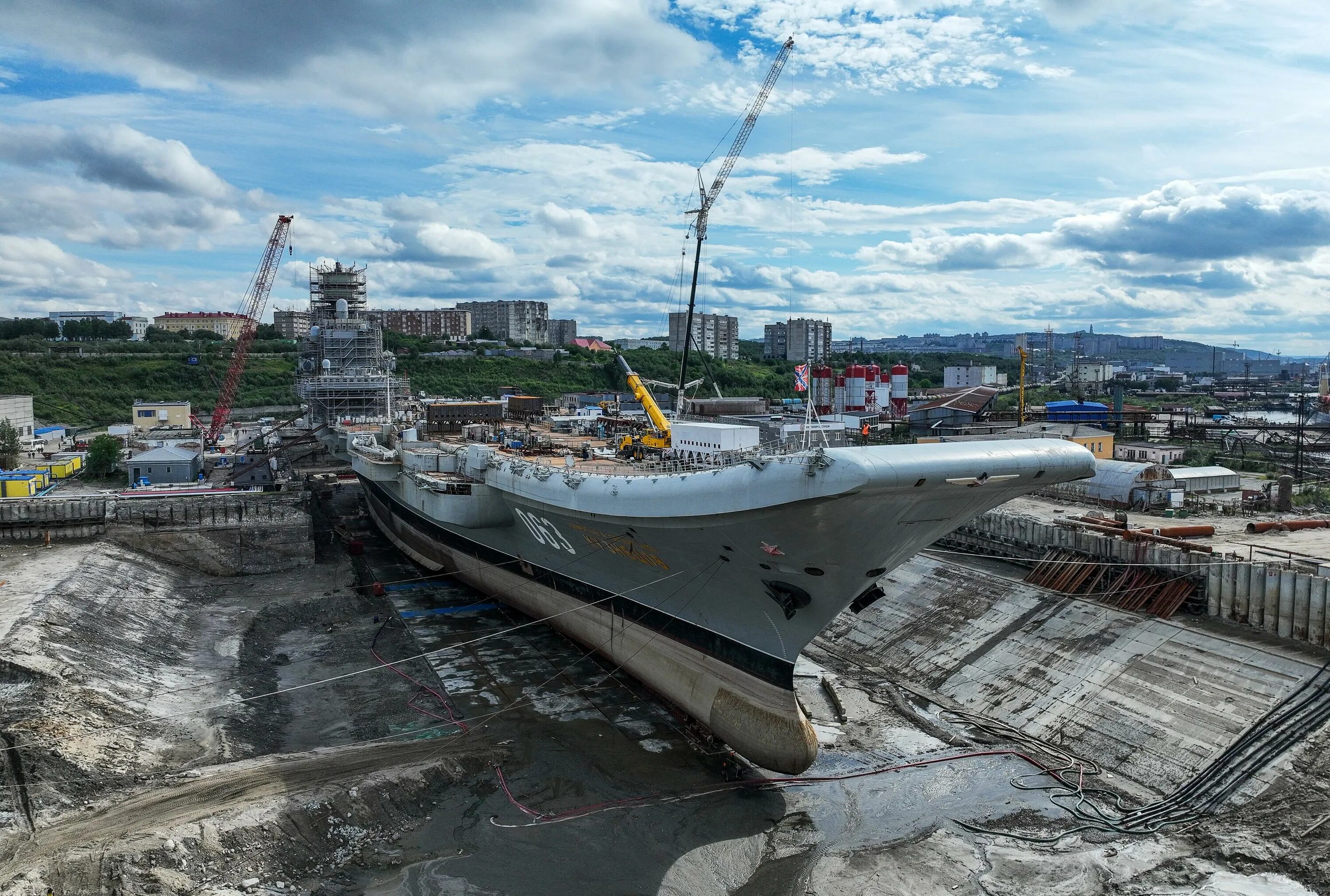 ТАВКР Адмирал Кузнецов. ТАВКР Адмирал Кузнецов 2022. Док 35 СРЗ Кузнецов. Мурманск авианосец Адмирал Кузнецов. Х ф адмирал кузнецов