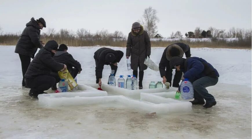 Вылили святую воду. Святая вода. Вылить Святую воду. Святая вода фото. Картинки крещение воды в реке.