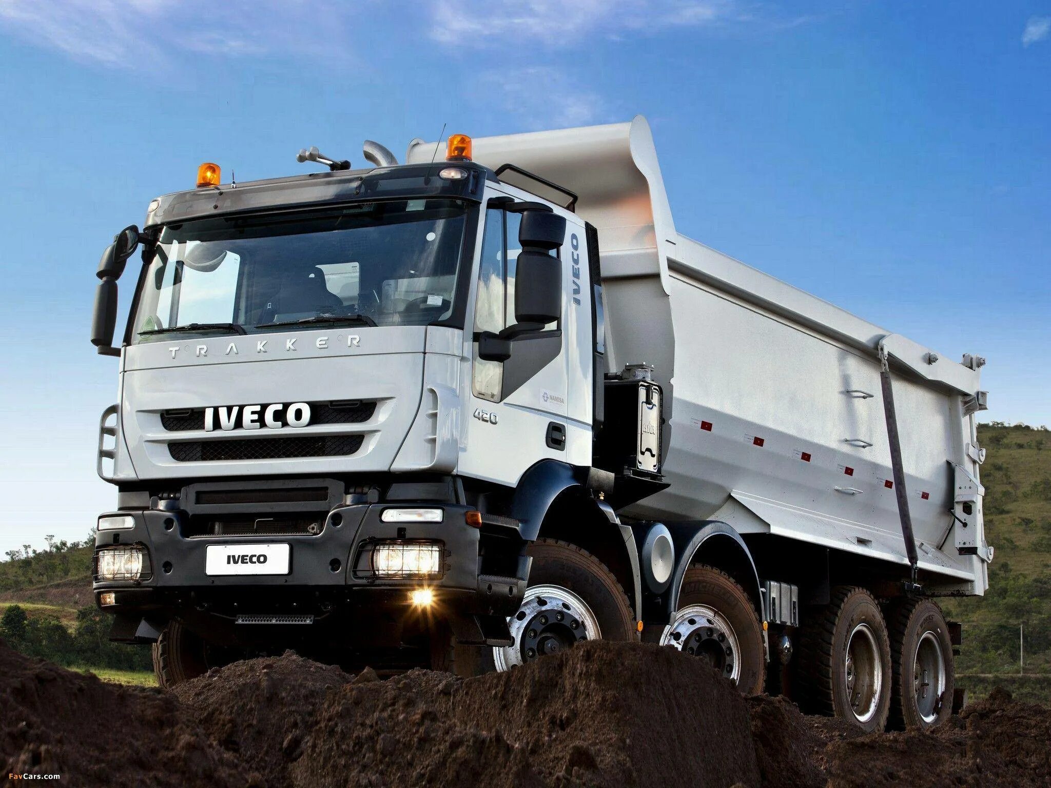 Iveco самосвал. Ивеко траккер самосвал. ивеко тракер 8x4 самосвал. ивеко 420 самосвал. самосвал ивеко траккер 8на8.