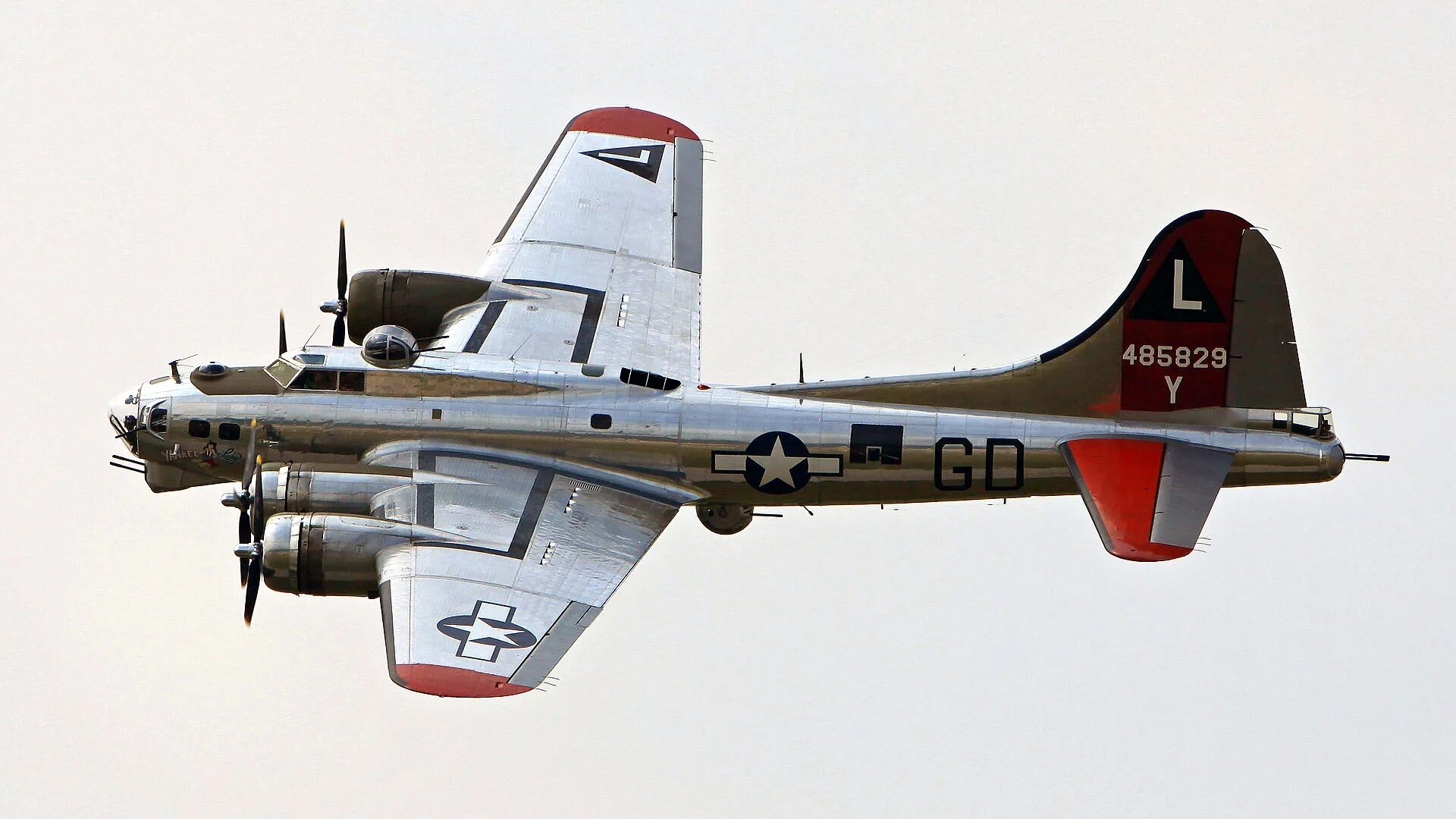 Б 17 кг. B 17 летающая крепость. B-17 Flying Fortress. Самолет б-17 летающая крепость. B17 самолет бомбардировщик.