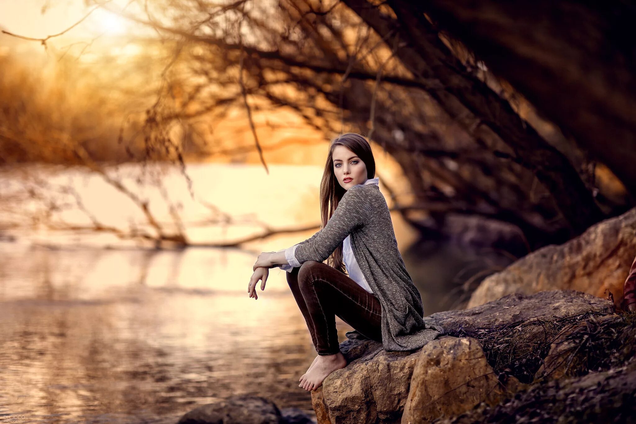 Lake girl. Девушка возле реки. Фотосессия на берегу реки. Фотосессия девушки. Фотосессия на берегу реки осенью.