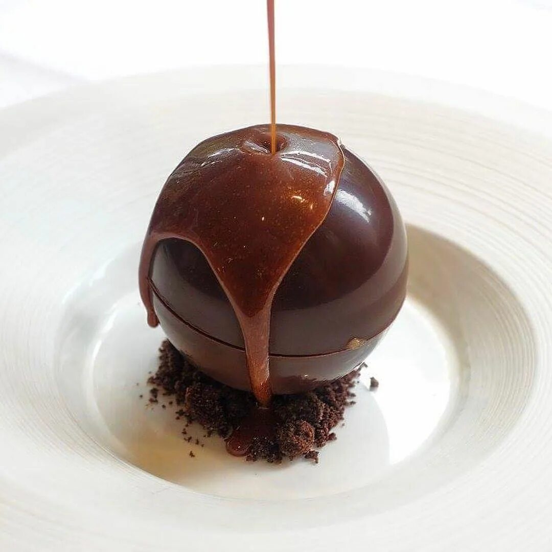 Десерт шоколадный шар. Шоколадная сфера десерт. Шоколадный десерт круглый. Круглый шоколад.