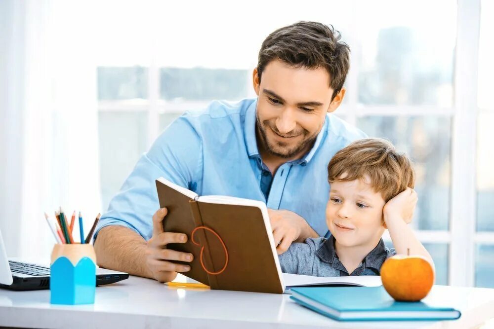 Ребенок на работе у папы арт. A boy and his Family image. Little boy Desk writing. Little boy writing on the Table.