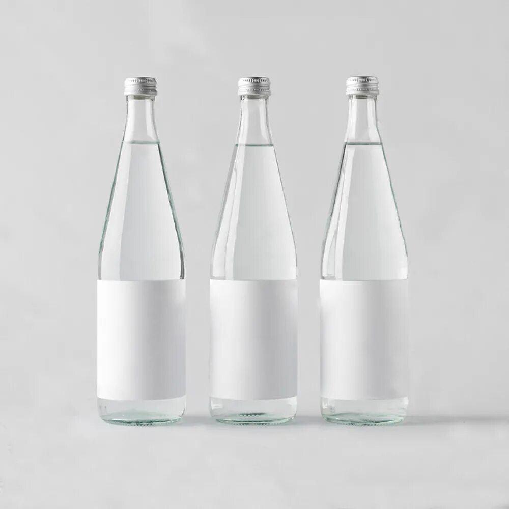 Стеклянные бутылки с этикеткой. Стеклянная бутылка для воды. Стеклянная бутылка с этикеткой. Мокапы стеклянных бутылок. Стеклянная бутылка мокап.