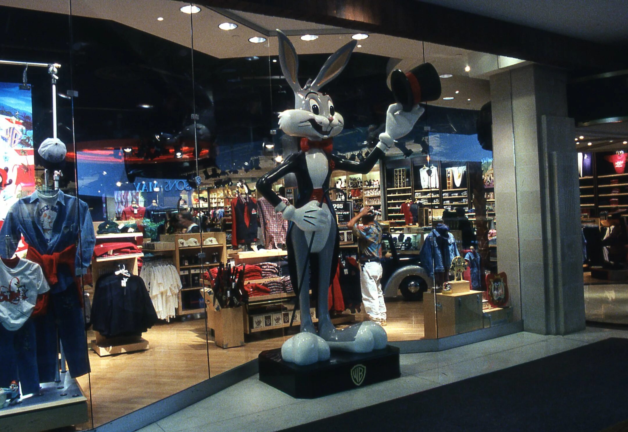 Studio store. Warner bros. магазины. магазин уорнер бразерс. muttley бомбер warner bros studio store. warner bros studio store толстовка.