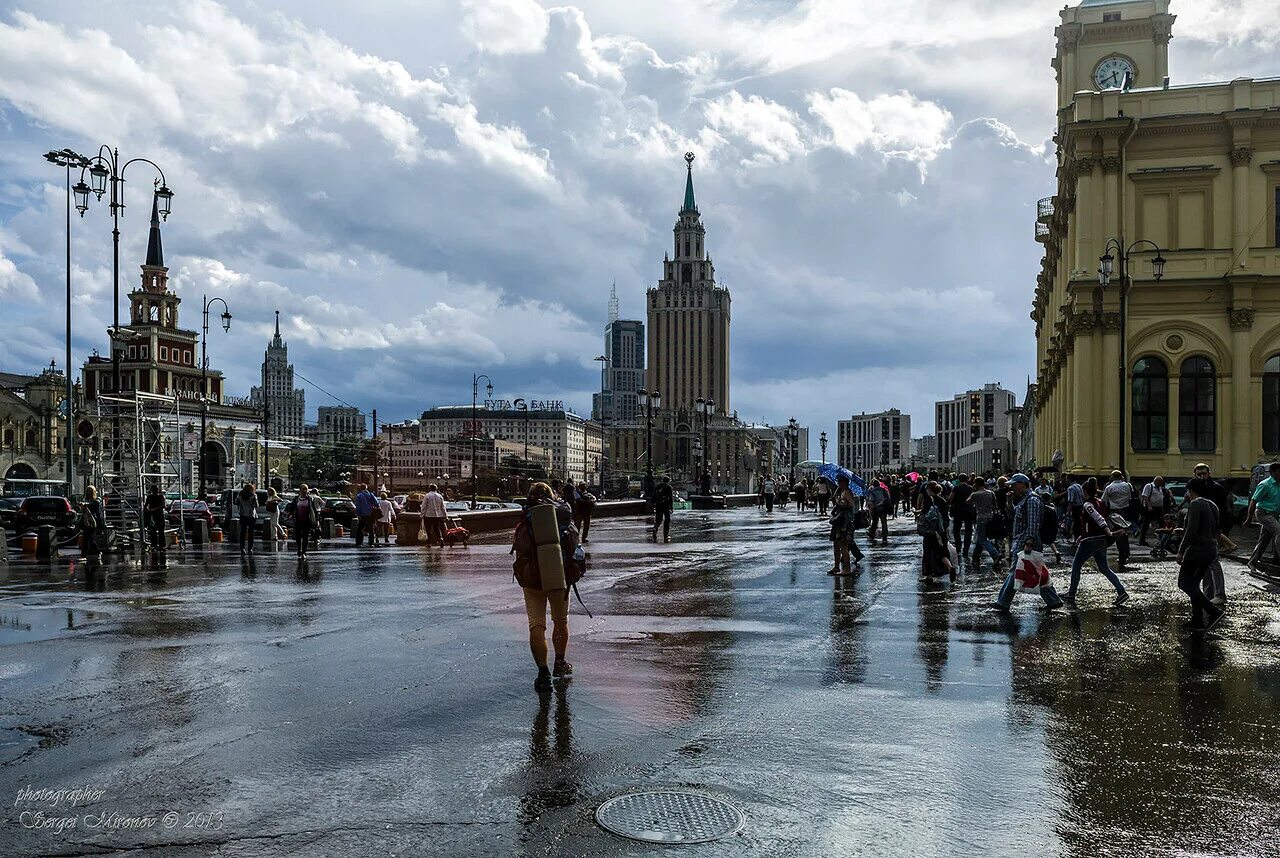 Дождливая Москва. Москва пасмурно. Кремль дождь. Дождливая площадь.