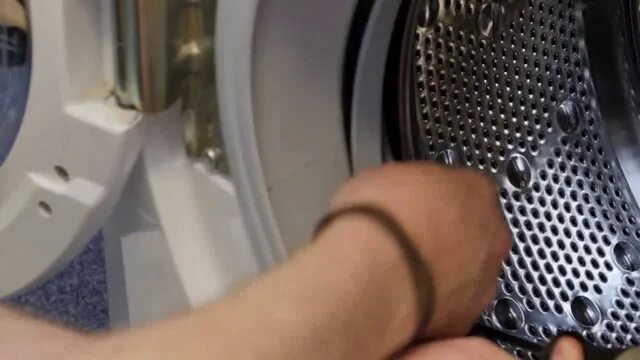 Металлический барабан стиральной машины. Косточка от лифчика попала в барабан стиральной. Что то попало под барабан стиральной. Что то попало под барабан стиральной. Барабан от стиральной машинки индезит.