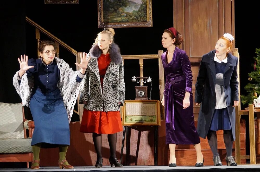 театр моссовета 8 любящих женщин актеры. огюстина 8 любящих женщин. робер тома 8 любящих женщин. 8 женщин спектакль. тома 8 любящих женщин.