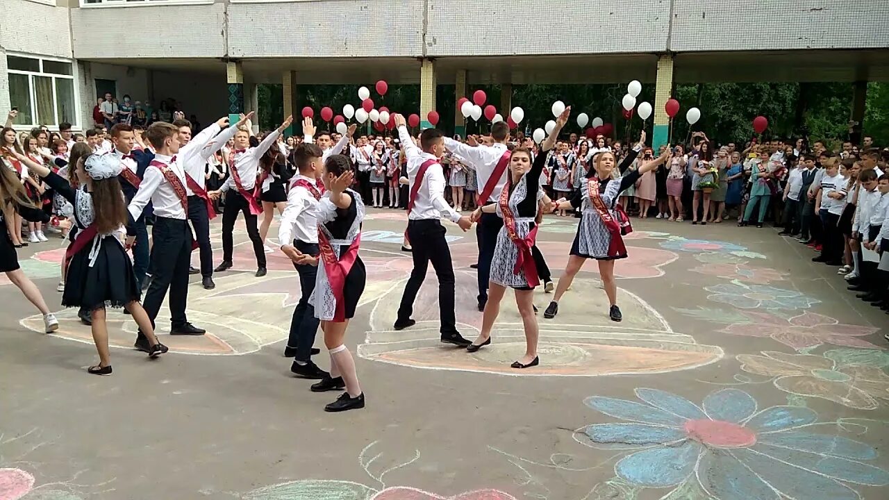Вальс на последний звонок 11 класс 2021. Танцы на выпускном в школе. Выпускники танцуют. Школа 1 воротынск. Платье для вальса на выпускной 11 класс.