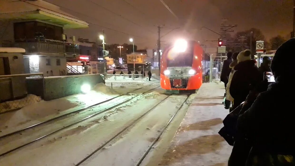 Ласточка поезд Удельная. Подъезжающий поезд. Ласточка на Балтийском вокзале зимой. Железнодорожная станция Удельная.