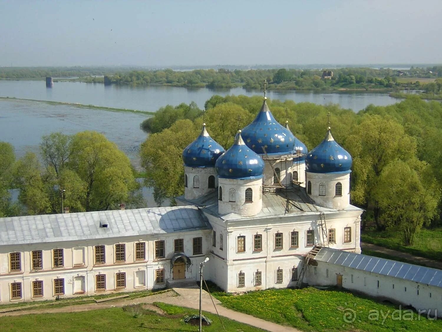 Мужской монастырь новгородская область. Свято-Юрьевский монастырь Великий Новгород. Свято-Юрьев мужской монастырь Великий Новгород. Свято-Юрьева монастыря в Великом Новгороде. Монастыри Великого Новгорода Юрьев монастырь.