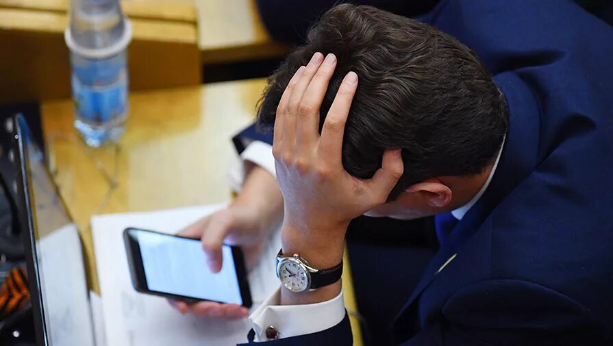 Мошенники кредит. Английский чиновник. Госслужащий. Чиновники. Мессенджер для госслужащих.