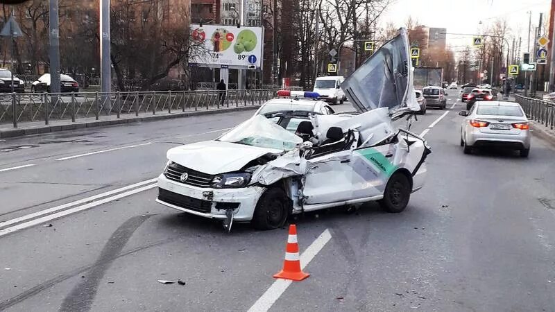 Volkswagen Polo Делимобиль. Каршеринг Фольксваген поло разбитый.