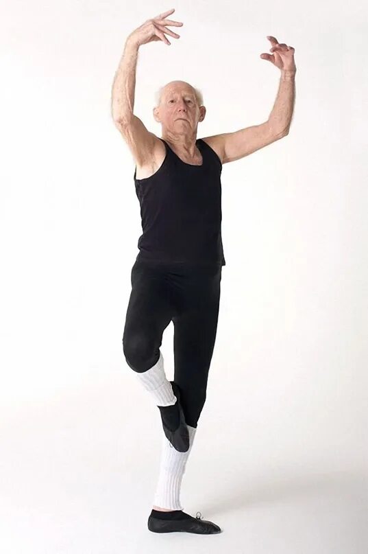 Где деды танцуют. Джон Лоу балет. Джон Лоу танцор. Джон Лоу артист балета. Танцоры в возрасте.